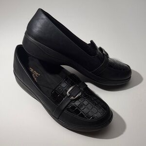Easy Street Black Textured Loafers